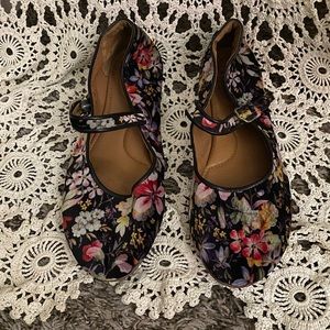 Beautiful velvet floral Mary Jane’s size 11. By Sofft